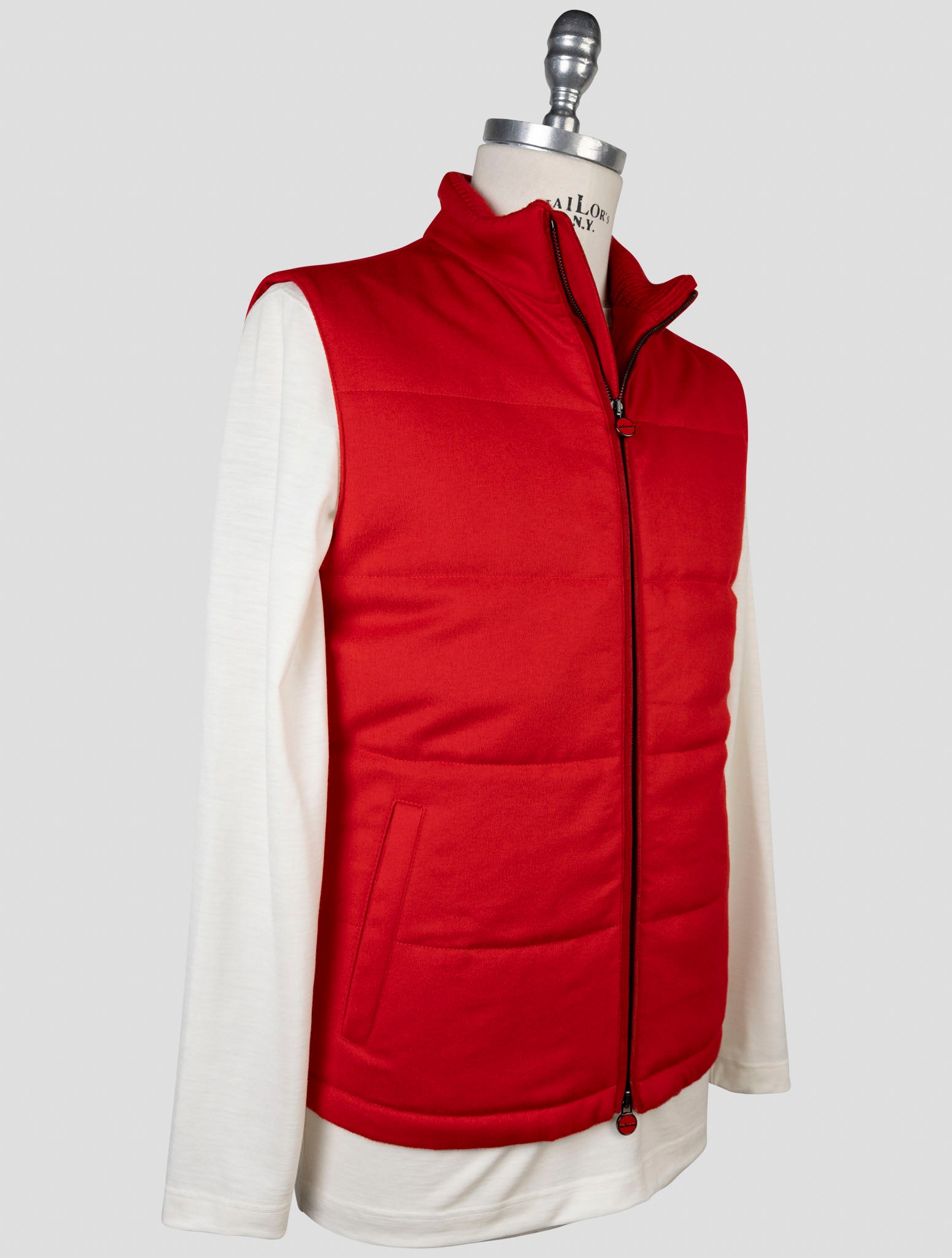 Красный кашемировый жилет Kiton