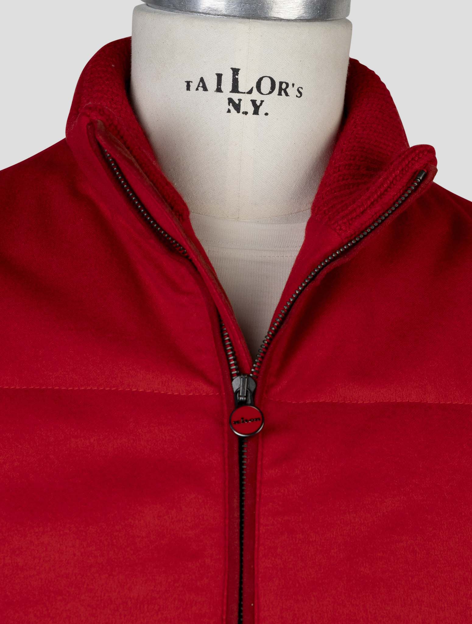 Красный кашемировый жилет Kiton