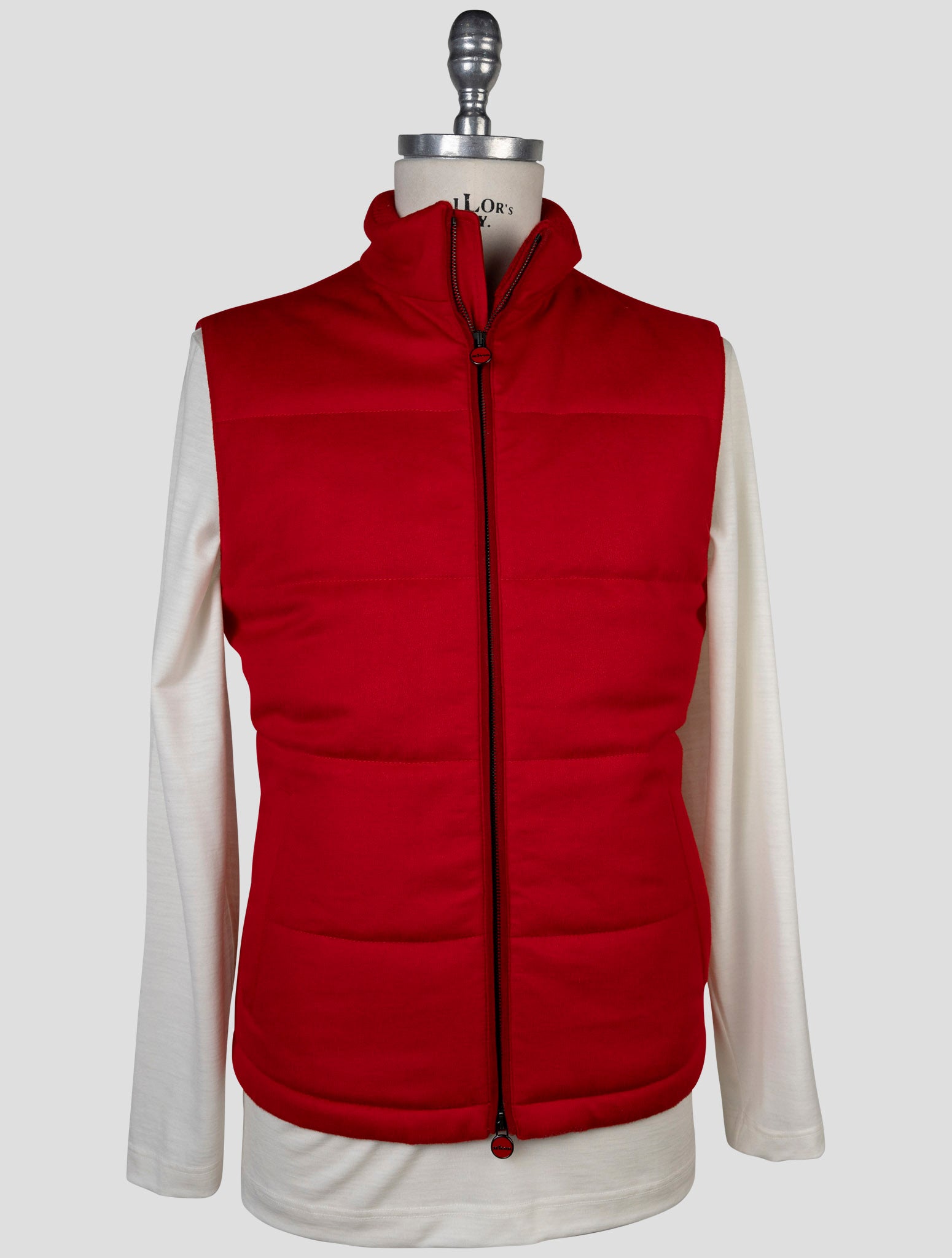 Красный кашемировый жилет Kiton